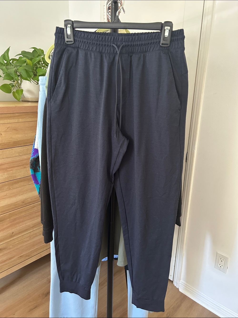 Uniqlo Joggers. Size medium. 27” inseam. Navy. Like new. Front pockets.